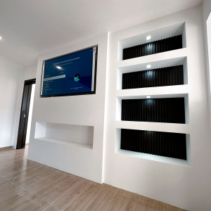 Centro de entretenimiento en drywall con repisas, Quito